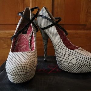 Fishnet pumps